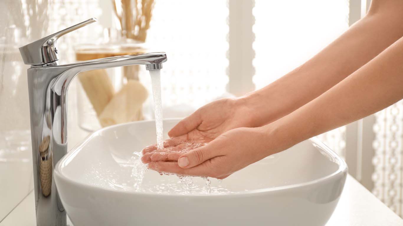 Lauwarme Wassertemperatur und der Einsatz pH-freundlicher Seifen bewahren den Feuchtigkeitshaushalt unserer Haut
